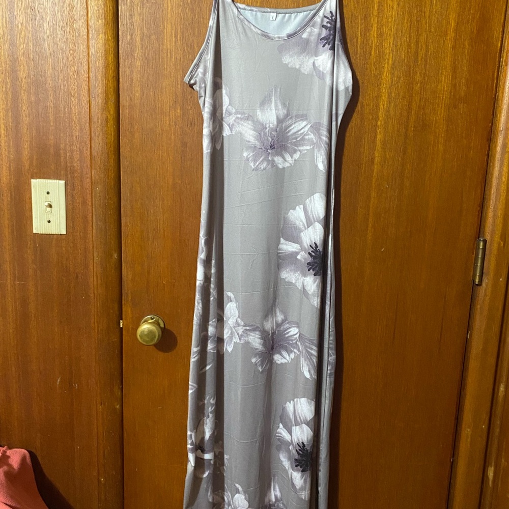 Chic Floral Maxi Dress in Gray